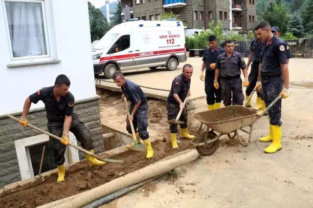 Bayramın 1. günü Jandarmadan Güneysu'da temizlik mesaisi Bayramın 1. günü Jandarmadan Güneysu'da temizlik mesaisi