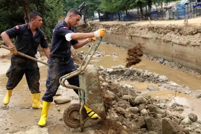 Bayramın 1. günü Jandarmadan Güneysu'da temizlik mesaisi