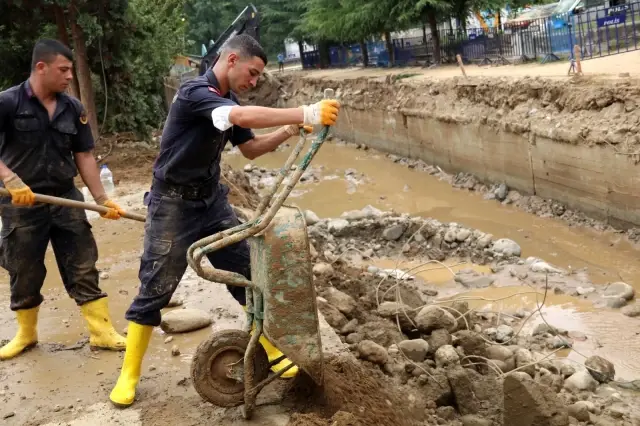 Bayramın 1. günü Jandarmadan Güneysu'da temizlik mesaisi