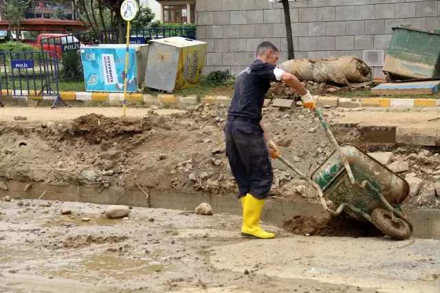 Bayramın 1. günü Jandarmadan Güneysu'da temizlik mesaisi