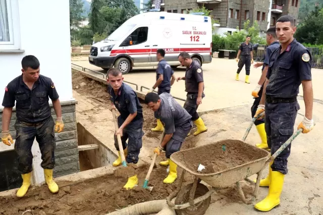Bayramın 1. günü Jandarmadan Güneysu'da temizlik mesaisi