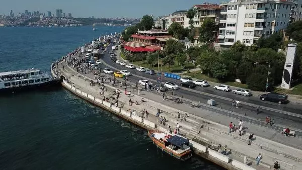 BAYRAMIN BİRİNCİ GÜNÜNDE ÜSKÜDAR SAHİLİ'NDEKİ YOĞUNLUK HAVADAN GÖRÜNTÜLENDİ