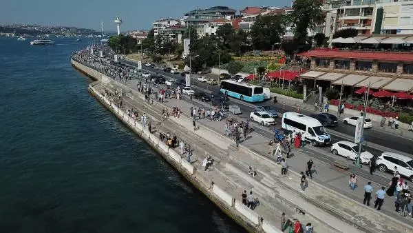 BAYRAMIN BİRİNCİ GÜNÜNDE ÜSKÜDAR SAHİLİ'NDEKİ YOĞUNLUK HAVADAN GÖRÜNTÜLENDİ