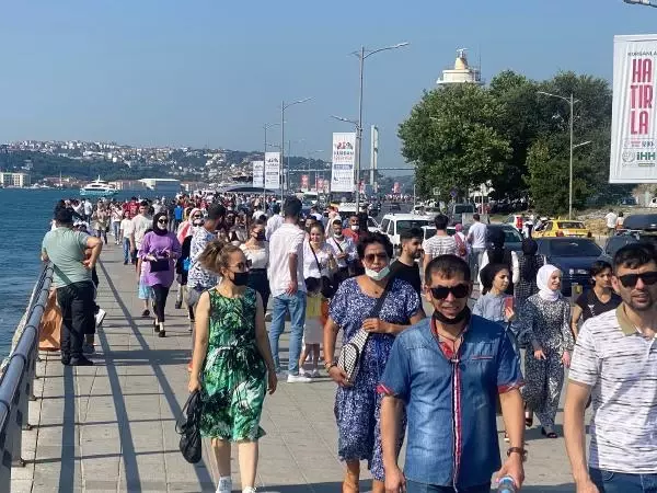BAYRAMIN BİRİNCİ GÜNÜNDE ÜSKÜDAR SAHİLİ'NDEKİ YOĞUNLUK HAVADAN GÖRÜNTÜLENDİ