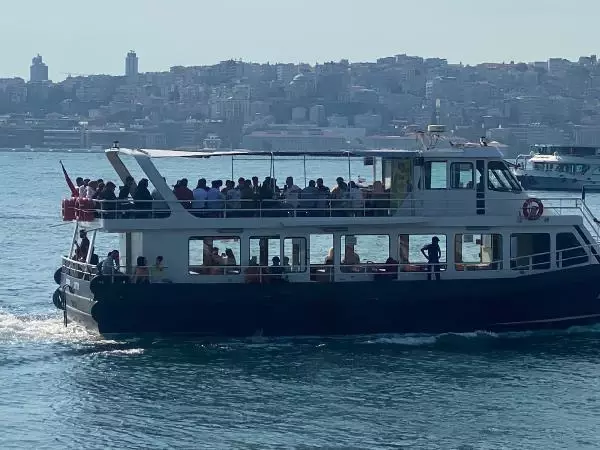 BAYRAMIN BİRİNCİ GÜNÜNDE ÜSKÜDAR SAHİLİ'NDEKİ YOĞUNLUK HAVADAN GÖRÜNTÜLENDİ