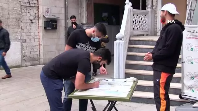 Berlin'de Müslümanlar Kurban Bayramı namazı için camilere akın etti