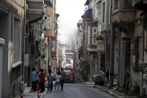 Son dakika haber... BEYOĞLU'NDA, ATIK KAĞIT DEPOSU OLARAK KULLANILAN BİNADA YANGIN Son dakika haber... BEYOĞLU'NDA, ATIK KAĞIT DEPOSU OLARAK KULLANILAN BİNADA YANGIN