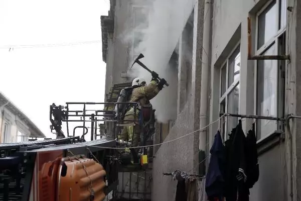 Son dakika haber... BEYOĞLU'NDA, ATIK KAĞIT DEPOSU OLARAK KULLANILAN BİNADA YANGIN