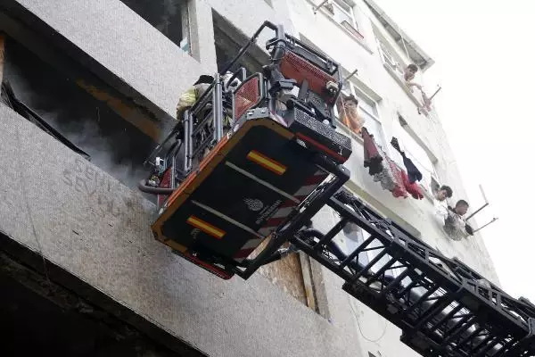 Son dakika haber... BEYOĞLU'NDA, ATIK KAĞIT DEPOSU OLARAK KULLANILAN BİNADA YANGIN