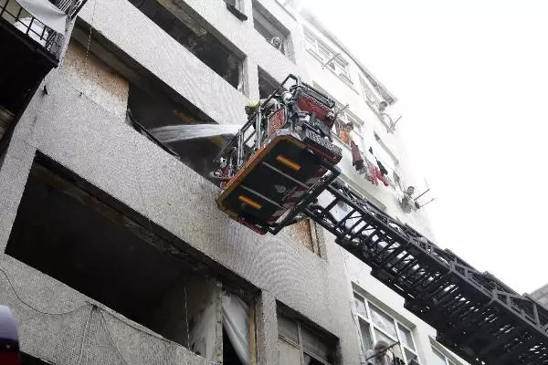 Son dakika haber... BEYOĞLU'NDA, ATIK KAĞIT DEPOSU OLARAK KULLANILAN BİNADA YANGIN