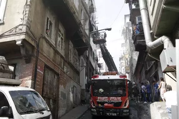 Son dakika haber... BEYOĞLU'NDA, ATIK KAĞIT DEPOSU OLARAK KULLANILAN BİNADA YANGIN