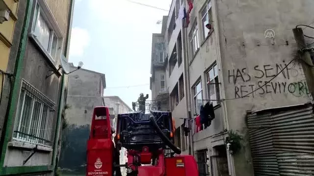 Beyoğlu'nda bir binada çıkan yangın söndürüldü Beyoğlu'nda bir binada çıkan yangın söndürüldü