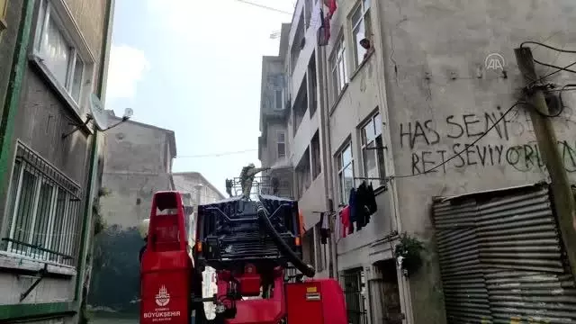 Beyoğlu'nda bir binada çıkan yangın söndürüldü