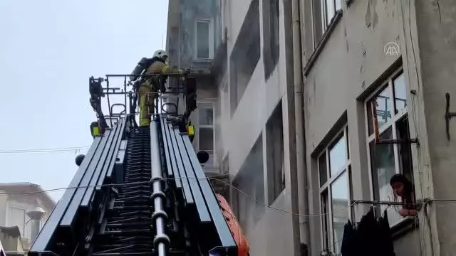 Beyoğlu'nda bir binada çıkan yangın söndürüldü
