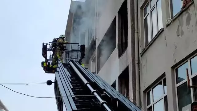 Beyoğlu'nda bir binada çıkan yangın söndürüldü