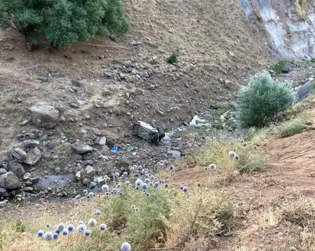 Son Dakika | Bingöl'de hafif ticari araç uçuruma yuvarlandı: 2 ölü, 2 yaralı
