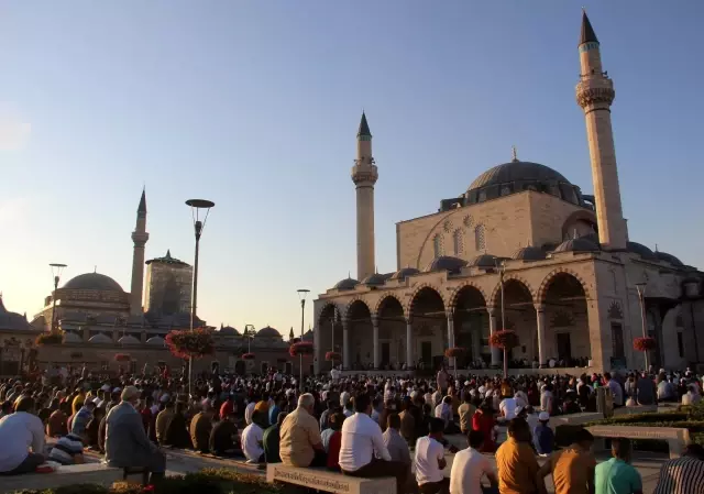 Binlerce kişi bayram namazı için Mevlana Meydanına akın etti Binlerce kişi bayram namazı için Mevlana Meydanına akın etti