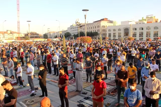 Binlerce kişi bayram namazı için Mevlana Meydanına akın etti