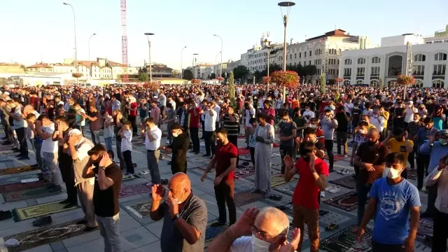 Binlerce kişi bayram namazı için Mevlana Meydanına akın etti