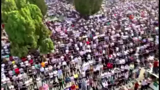 Binlerce Müslüman, bayram namazını Mescid-i Aksa'da kıldı Binlerce Müslüman, bayram namazını Mescid-i Aksa'da kıldı
