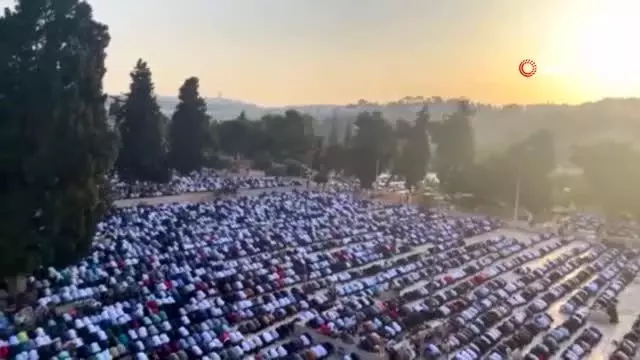 Binlerce Müslüman, bayram namazını Mescid-i Aksa'da kıldı