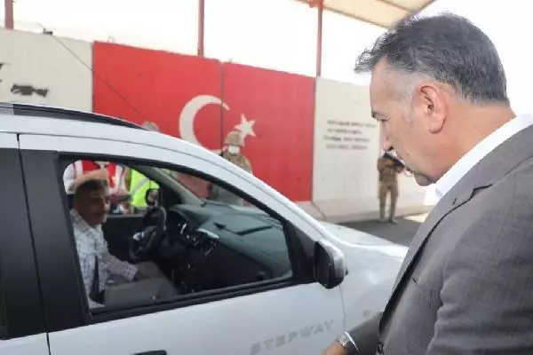 Bitlis Valisi Çağatay'dan Mehmetçiğe bayram ziyareti