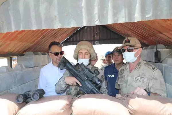 Bitlis Valisi Çağatay'dan Mehmetçiğe bayram ziyareti Bitlis Valisi Çağatay'dan Mehmetçiğe bayram ziyareti