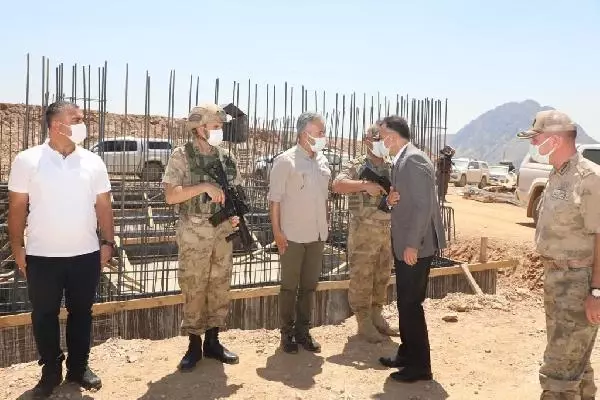 Bitlis Valisi Çağatay'dan Mehmetçiğe bayram ziyareti