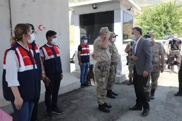Bitlis Valisi Çağatay'dan Mehmetçiğe bayram ziyareti