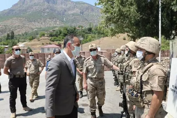 Bitlis Valisi Çağatay'dan Mehmetçiğe bayram ziyareti