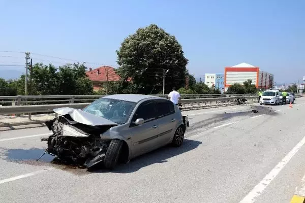 BARİYERLERE ÇARPAN OTOMOBİLDEKİ 4 KİŞİ YARALANDI