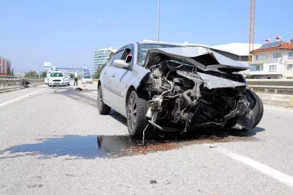 BARİYERLERE ÇARPAN OTOMOBİLDEKİ 4 KİŞİ YARALANDI