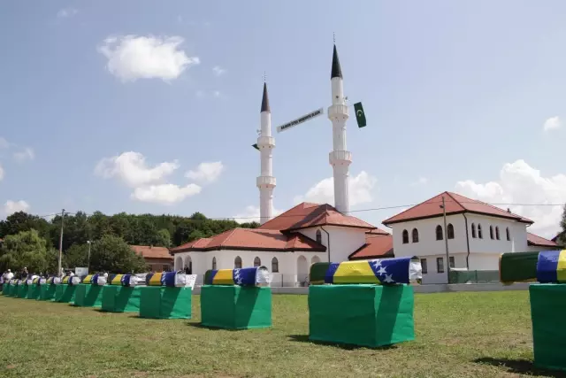 Bosna Hersek'teki savaşta Sırpların katlettiği 12 sivil daha toprağa verildi (2) Bosna Hersek'teki savaşta Sırpların katlettiği 12 sivil daha toprağa verildi (2)
