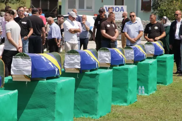 Bosna Hersek'teki savaşta Sırpların katlettiği 12 sivil daha toprağa verildi (2)