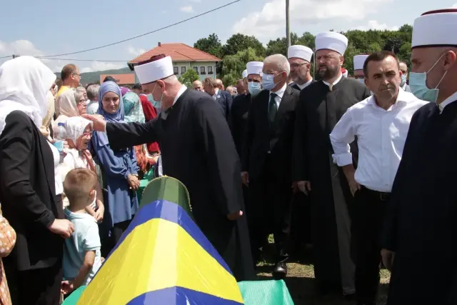 Bosna Hersek'teki savaşta Sırpların katlettiği 12 sivil daha toprağa verildi (2)