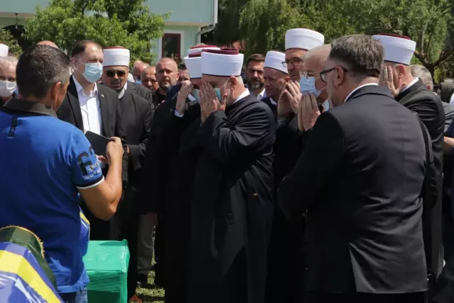 Bosna Hersek'teki savaşta Sırpların katlettiği 12 sivil daha toprağa verildi (2)