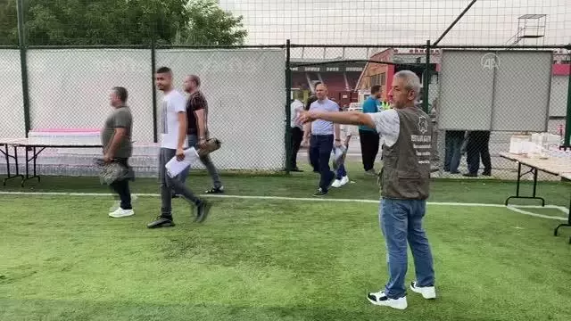 Bulgaristan'ın başkenti Sofya'da Kurban Bayramı namazı Kovid-19 nedeniyle açık havada kılındı