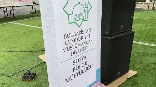 Bulgaristan'ın başkenti Sofya'da Kurban Bayramı namazı Kovid-19 nedeniyle açık havada kılındı