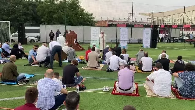 Bulgaristan'ın başkenti Sofya'da Kurban Bayramı namazı Kovid-19 nedeniyle açık havada kılındı