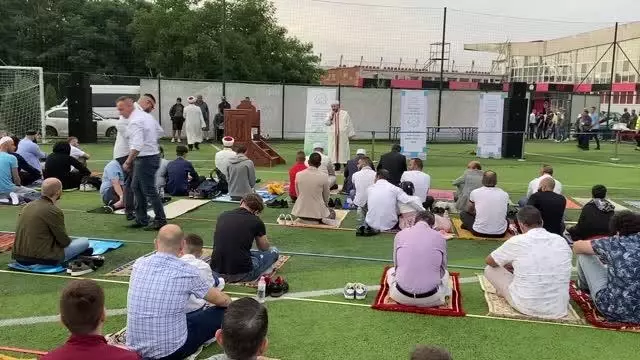 Bulgaristan'ın başkenti Sofya'da Kurban Bayramı namazı Kovid-19 nedeniyle açık havada kılındı