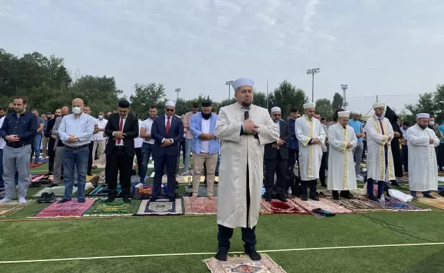 Bulgaristan'ın başkenti Sofya'da Kurban Bayramı namazı Kovid-19 nedeniyle açık havada kılındı