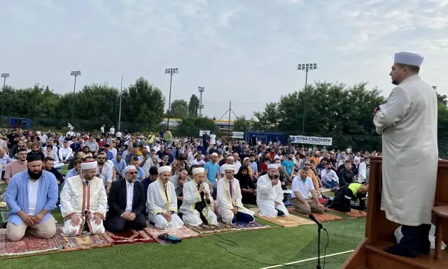 Bulgaristan'ın başkenti Sofya'da Kurban Bayramı namazı Kovid-19 nedeniyle açık havada kılındı
