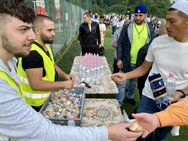 Bulgaristan'ın başkenti Sofya'da Kurban Bayramı namazı Kovid-19 nedeniyle açık havada kılındı