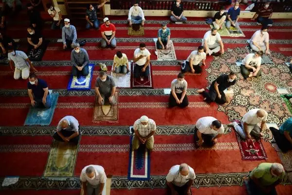BURSA'DA MASKE VE SOSYAL MESAFELİ BAYRAM NAMAZI BURSA'DA MASKE VE SOSYAL MESAFELİ BAYRAM NAMAZI