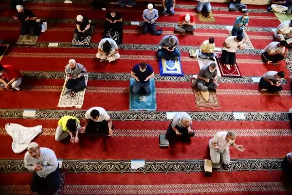 BURSA'DA MASKE VE SOSYAL MESAFELİ BAYRAM NAMAZI