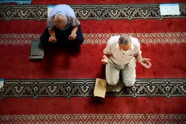 BURSA'DA MASKE VE SOSYAL MESAFELİ BAYRAM NAMAZI