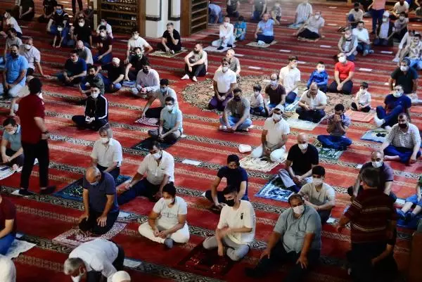 BURSA'DA MASKE VE SOSYAL MESAFELİ BAYRAM NAMAZI