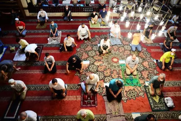 BURSA'DA MASKE VE SOSYAL MESAFELİ BAYRAM NAMAZI