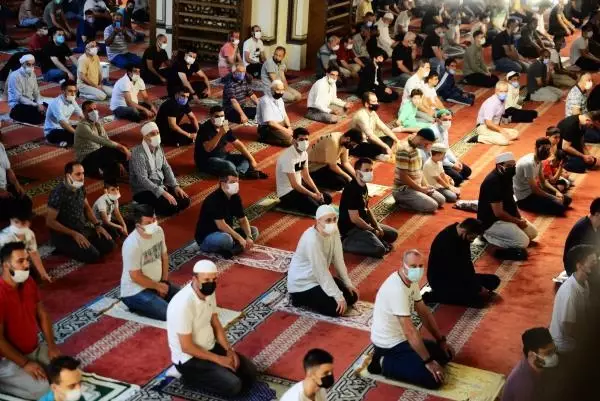 BURSA'DA MASKE VE SOSYAL MESAFELİ BAYRAM NAMAZI