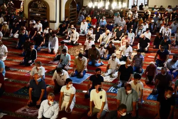 BURSA'DA MASKE VE SOSYAL MESAFELİ BAYRAM NAMAZI